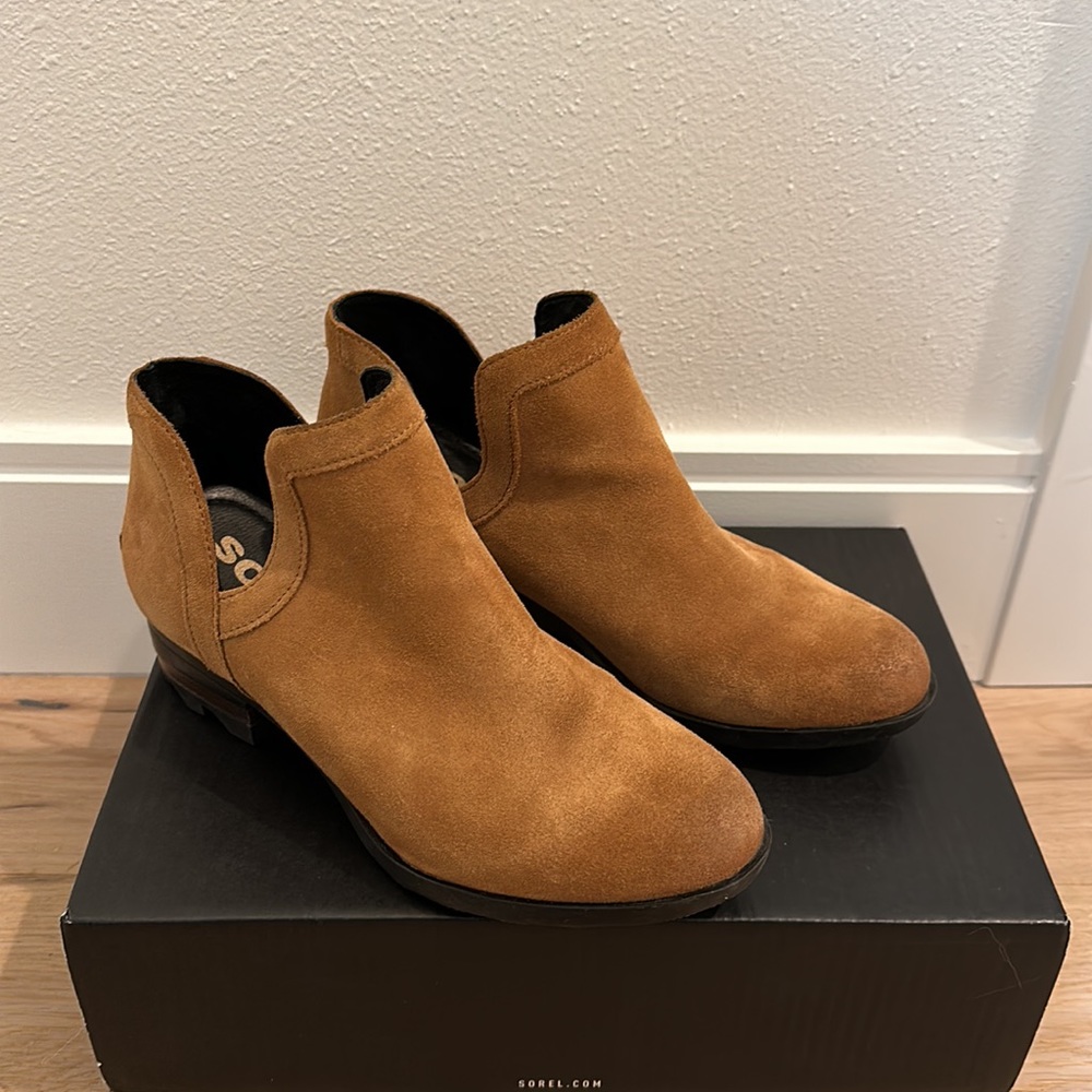 Like New condition Lolla Boots